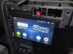 Dlaczego w radiu LEHX 2-DIN słabo słychać głos przez mikrofon?