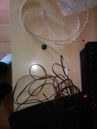 Jak podłączyć niebieskie LED podświetlenie w Golf 4 do zapalniczki?