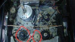 Wnętrze magnetowidu z oznaczonymi kółkami zębatymi i mechanizmem przesuwu taśmy
