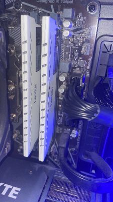 Dwa moduły RAM firmy Lexar zamontowane na płycie głównej.