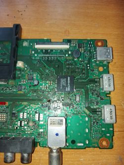Płyta główna telewizora z widocznymi komponentami elektronicznymi.