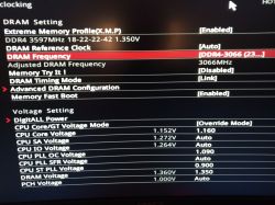 Zrzut ekranu ustawień BIOS z widocznymi parametrami pamięci i napięciami.