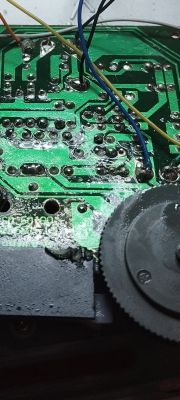Zbliżenie na płytkę elektroniczną z kolorowymi przewodami.