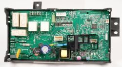 Zbliżenie na zieloną płytkę elektroniki z kondensatorami, przekaźnikami i złączami.