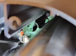 Zbliżenie wnętrza mechanizmu z zielonym osadem i metalowym stykiem