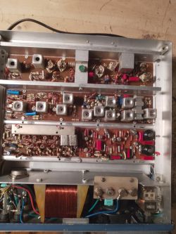 Wnętrze radiotelefonu Unitra Radmor 3036/1 z widocznymi kwarcami i podzespołami