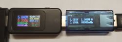 Dwa mierniki USB pokazujące pomiary napięcia, prądu, mocy i temperatury.