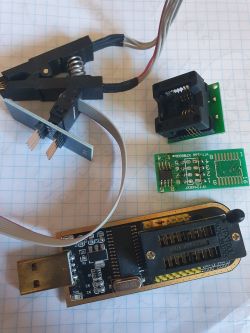 Programator USB z adapterami na tle papieru w kratkę