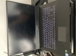 Laptop Lenovo Legion Y540-17IRH z czarnym ekranem i podświetloną klawiaturą, ustawiony na biurku.