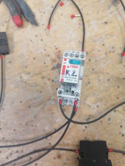 Schemat podłączenia przekaźnika elektromagnetycznego z przyciskiem i diodą LED