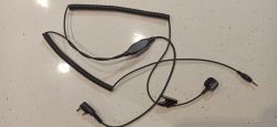 Kabel adaptera z różnymi typami wtyczek na jasnym tle.