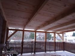 Drewniany taras z zadaszeniem i balustradą