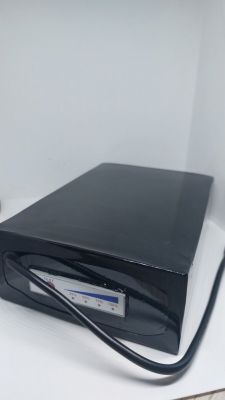 Czarna bateria do przenośnego głośnika z wyświetlaczem poziomu naładowania.