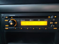 Radio w samochodzie ciężarowym Volvo FMX z 2012 roku z wyświetlaczem pokazującym Bluetooth OFF.