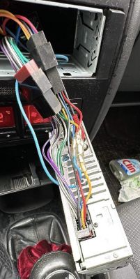 Jak prawidłowo podłączyć złącza chinch w radiu do subwoofera?