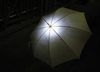 Podświetlana parasolka zasilana deszczem