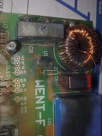 Identyfikacja elementów na płytce okapu - kondensator i element J