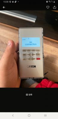 Pilot do soundbara Canton DM90 ze wskazaniem no connection na ekranie.