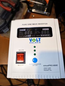 Zdjęcie zasilacza awaryjnego Volt SinusPro800 z wyłączonym wyświetlaczem.