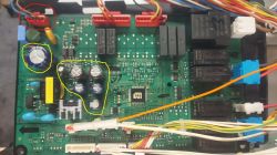 Płyta PCB z zaznaczonym zasilaniem AC 230 V i kondensatorami do pomiaru napięcia