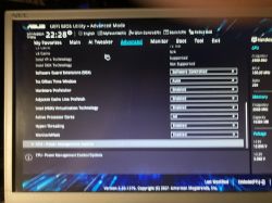 Ekran UEFI BIOS Utility w trybie zaawansowanym na monitorze