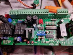 Zdjęcie centrali z widocznym radiatorem pośrodku na płytce drukowanej z komponentami elektronicznymi.