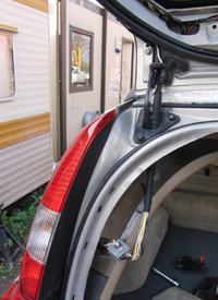 volvo v70 2.4d - Siłownik zamykający klapę bagażnika - przekaźniki