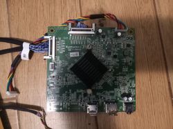 Płyta główna HP-K241 W/B z zamontowanymi przewodami i złączami, leżąca na drewnianej powierzchni.