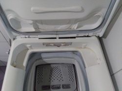 Electrolux EWT 10120 W - pęknięty plastikowy zawias w pralce ładowanej od góry.
