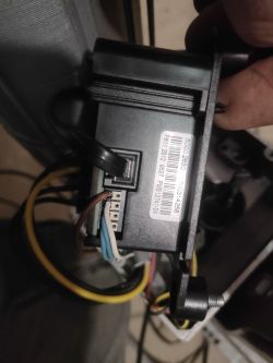 Zbliżenie na połączenia elektryczne modułu z widocznymi przewodami.