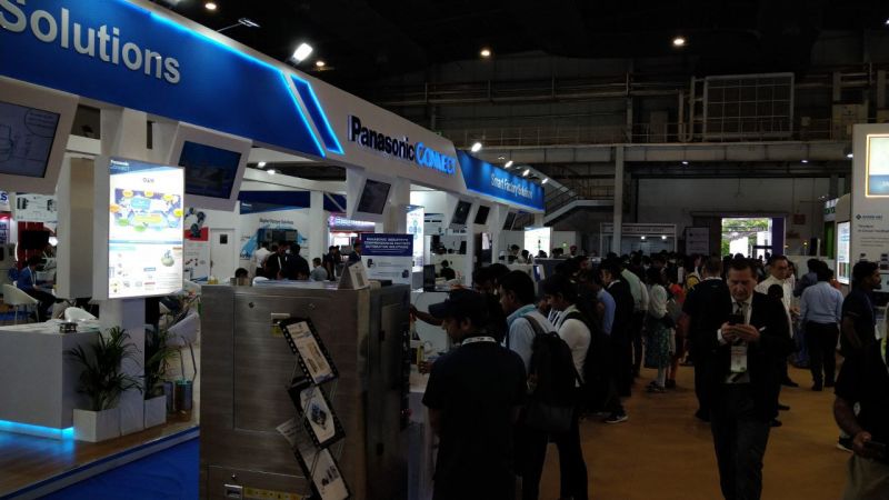 Tłum ludzi na stoisku Panasonic Connect na targach elektronicznych w India Expo Mart.