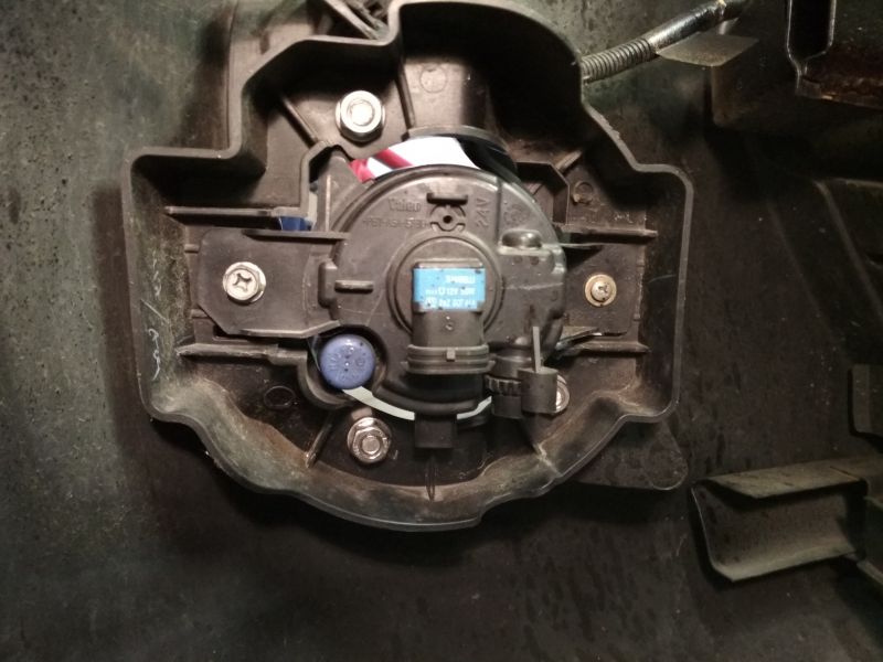 Montaż przednich świateł przeciwmgielnych w Nissanie Micra K13