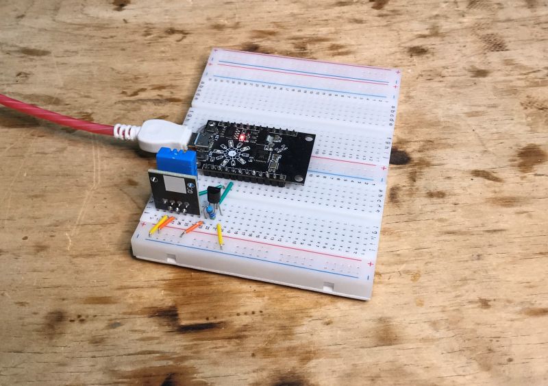 W600 microcontroller on a breadboard with a connected DS18B20 sensor.