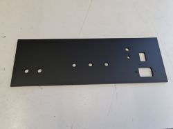 Czarny, matowy panel aluminiowy z wyciętymi otworami na przyciski i oznaczenia.