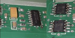 Zbliżenie płyty PCB z poprawionymi lutami i układami SG3525AP oraz IR4427