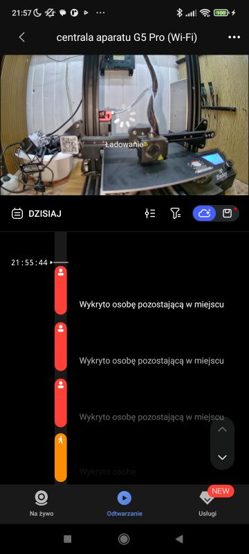 Drukarka 3D Ender w obudowie monitorowana przez kamerę Wi-Fi