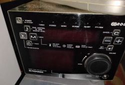 Wieża stereo Pioneer SX-Q180 bez pilota z widocznym panelem przednim.