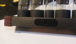 Schwarze PLA-Basis mit Röhren und Veredelung Nahaufnahme einer schwarzen PLA-Basis mit Röhren und Kanten.