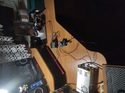 Układ elektroniczny na biurku z zasilaczem impulsowym i płytką prototypową.