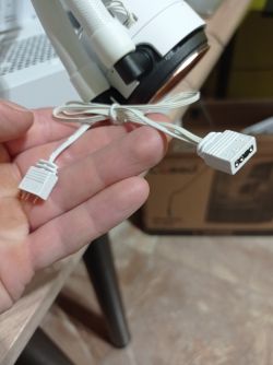 Dwa białe kable z pompy chłodzenia wodnego MSI CoreLiquid, wtyczki 3-pin ARGB i 4-pin Molex.