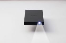 Nowy, przenośny projektor Sony: duże możliwości i kieszonkowe wymiary. Nowy, przenośny projektor Sony: duże możliwości i kieszonkowe wymiary.