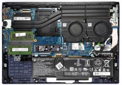 Wnętrze laptopa HP Victus 15 z widocznym systemem chłodzenia i podzespołami.