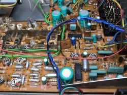 Wnętrze tunera ZRK T-7010 z widocznymi podzespołami elektronicznymi.