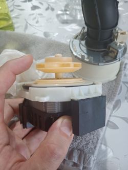 Wirnik pompy trzymany w ręku, z widoczną plastikową turbiną i częścią elektryczną