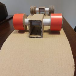 Model deskorolki z tektury z miejscem na układ LED