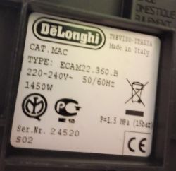 Tabliczka znamionowa ekspresu DeLonghi ECAM22.360.B z danymi technicznymi.