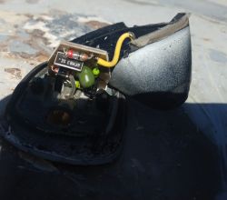 Uszkodzona antena dachowa w Toyocie Rav4 z 2001 roku.