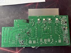 Płyta PCB płyty indukcyjnej Bosch z widocznymi uszkodzeniami termicznymi po lewej stronie
