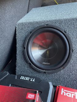 Czy dodanie otworu bass reflex do skrzyni trapezowej z głośnikiem Clarion WG3020 poprawi bas?