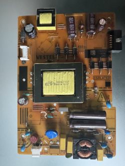 Leiterplatte mit elektronischen Bauteilen, darunter Transformatoren, Kondensatoren und Spulen.